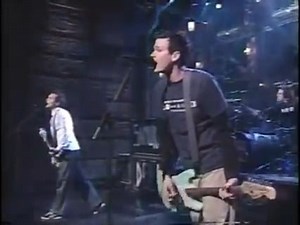 Esattamente 22 anni fa i blink-182 suonavano a Saturday Night Live! Era l’epoca di Enema of the State e Mark, Tom e Travis erano veramente in cima al mondo! Noi vi proponiamo l’intramontabile All The Small Things! 🤘 | Blink-182 Italia