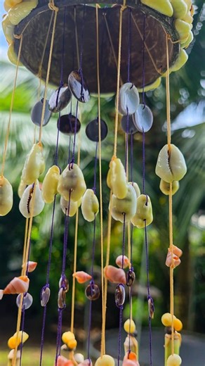 Aumiti.K on Instagram: "Choisir. Assembler. Recommencer. Percer une noix de coco, couper les patiki, démonter un collier pour en récolter les couleurs… Je ne me souviens plus exactement dans quel état d’esprit j’étais en créant ce carillon. Mais je me souviens du geste. Chercher l’harmonie, l’équilibre, laisser les couleurs trouver leur place. Créer sans contrainte, sans commande. Juste au rythme des mains . #polynesie #carillon #artisanat #faitmains #creationartisanale"