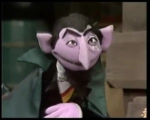 El gran Conde Draco de Barrio Sésamo. Sin duda, uno de sus personajes más peculiares del famoso programa infantil. El Conde es un vampiro atípico (le gusta la luz) y su principal cometido es enseñar a los niños nociones básicas de matemáticas (contar). Por ello, tiene la obsesión compulsiva de contar sin importar el tamaño, la cantidad o lo molesto que resulta a los otros personajes. | Generación VHS