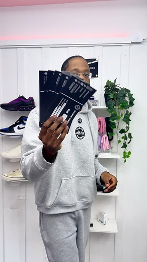 CLEAN TA PAIRE | Nettoyage de sneakers & accessoires on Instagram: "🎄✨ CONCOURS DE NOËL – CLEAN TAPAIRE ✨🎄 Pour les fêtes, CleanTaPaire vous fait gagner 🎁 5 CARTES CADEAUX de 40€ à utiliser sur : 🧼 Nettoyage 🎨 Custom 🔄 Restauration 👟 Sneakers • 🧢 Casquettes • 👜 Sacs & sacoches 📲 Pour participer : 1️⃣ Suivre @CleanTaPaire 2️⃣ Liker ce réel ❤️ 3️⃣ Identifier 2 amis en commentaire 4️⃣ Partager ce réel en story en nous taguant 💡 Vous pouvez commenter autant de fois que vous voulez (avec 2