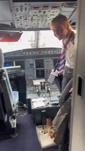 #pilotAngel #pilotlifestyle #readyfortakeoff✈👩‍✈️ #LadyPilot #aviationlovers #flightannouncement #piloteyes #flightattendants #cockpitcrew👩‍✈️✈ #femalepilot # #newyourkflight👩‍✈️✈ #pilotgirls👩‍✈️ #flyinggirl👩‍✈️✈✈ #cabincrew #✈️ #airlinepilot #pilotgirl #airbus #boeing777 #airport #airplane #aviationdaily #aviation #Avgeek #pilotsandra👩‍✈️✈