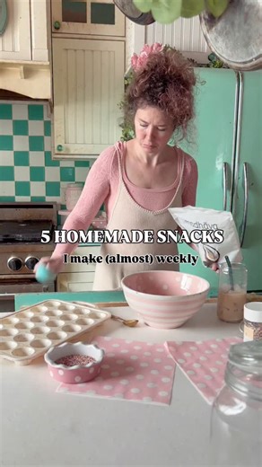 Comment “Snacks” to get 35 of our favorite quick and simple protein snacks that I make on repeat! Snacks that actually taste like dessert but keep you full? Yep — that’s my kind of meal prep. 🍫🙌 These 5 are on repeat every week: 🍌 Banana Flowers 🥣 Crumble Cups 🍫 Snickers 🍪 Twix 🌈 Yogurt Drops They’re high in protein, made with simple ingredients, and so good you’ll forget they’re healthy. If you want the full list (and 40 more like these!), comment SNACKS and I’ll send you my protein snac