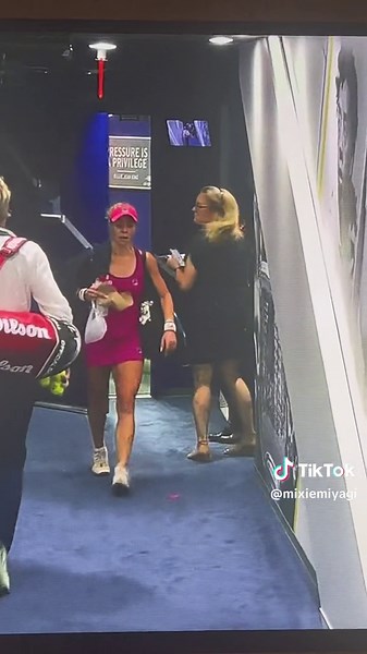 I need to know what was said here! 🤣🫖 Siegemund didnt seem too happy after this LONG match she created lol. So proud of you Coco. #USOpen #CocoGauff #tennis 🇺🇸