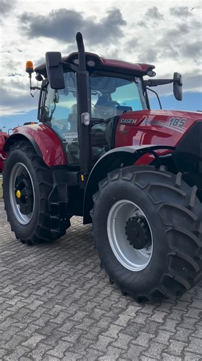 😻CASE IH PUMA 185 Multicontroller – moć koja se oseća, kontrola koja inspiriše. ❤️ . 💥 6-cilindrični FPT motor od 6.7 litara – snaga koja nikad ne popušta ⚙️ PowerDrive Full Powershift menjač – savršeni prenos i kontrola u svakom trenutku 💡 Nova LED svetla – noć pretvara u dan 🧠 Multicontroller naslon za ruku – sve komande pod prstima, bez napora 🛋️ Kabina luksuzna – tiha, prostrana i udobna 💪 Hidraulika podiže do 10.463 kg – spremna za najzahtevnije priključke! . ☎️021/559-450 📍Sentandre