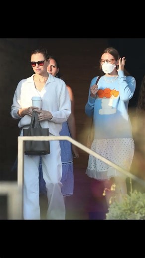 Former “Alias” co-stars Jennifer Garner and Bradley Cooper made their reunion a family affair. 🥹