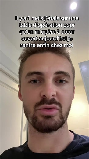 Aujourd’hui est un jour spécial. Après un mois entre l’hôpital et la rééducation cardiaque, je rentre enfin à la maison. Il y a quelques semaines j’ai subi une opération à cœur ouvert avec une intervention de Ross… et aujourd’hui je retrouve mes proches. Avant de rentrer, je suis passé à la pharmacie pour récupérer mes médicaments, mes bas de contention pour l’avion et la pommade cicatrisante que je dois appliquer sur la cicatrice. Le chemin de la guérison continue, mais une nouvelle étape comme