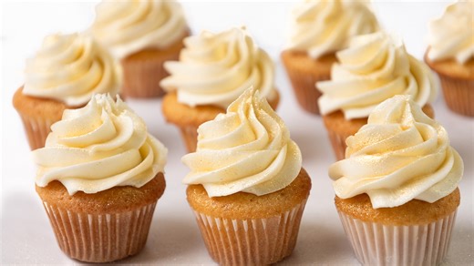 Mini champagne cupcakes with champagne buttercream and gold shimmer, party-perfect!