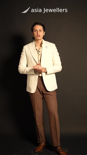 Confused between karat, carat, and… carrot? Don’t worry — only one of them shines, one measures weight, and one’s for your salad! #AsiaJewellers #JewelleryFacts #KnowTheDifference #KaratVsCarat #GoldEducation #JewelleryTips #JewelleryKnowledge #JewelleryHumour #CaratConfusion #GoldPurity #GemstoneWeight #JewelleryFun #JewelleryLearning #JewelleryMythBusting #JewelleryAwareness #GoldKarat #DiamondCarat #LuxuryJewels #JewelleryTalks #StayGolden Asia Jewellers, karat vs carat, gold purity, diamond 