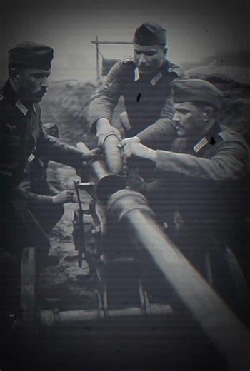 Polish troops using The French 75mm field gun, from WW1 , at the start of WW2