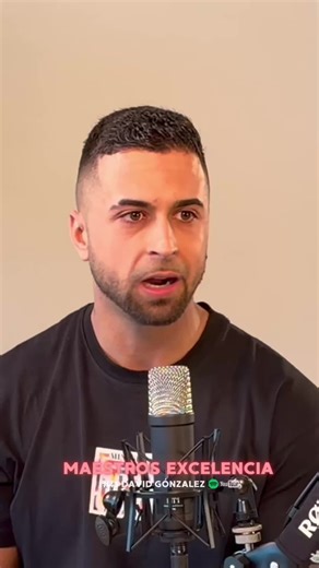 Cómo Tus Heridas de Infancia Controlan Tus Relaciones: El Mayor Aprendizaje Hablamos sobre cómo nuestras heridas de infancia condicionan nuestras relaciones amorosas. Exploramos la famosa cita de Carl Jung sobre hacer consciente el inconsciente, y compartimos cómo atraemos parejas que reflejan nuestras propias necesidades no resueltas. Reflexionamos sobre cómo intentamos salvar a otras personas desde nuestras propias heridas, y cómo esto nos lleva a repetir patrones destructivos. Descubrimos que