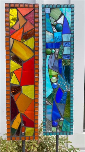 Well done to everyone who came to @swindonopenstudios and had a go at glass cutting and contributed to these 2 beautiful garden mosaics. 👏🏻👏🏻👏🏻👏🏻👏🏻 Sorry for the delay in finishing them, but I’ve had a break from the studio to spend time away with family and friends. Now they’ve been stuck, grouted, attached to their poles and are ready to brighten someone’s garden. So, I will be announcing the winners in a video later this evening. 😃 | Primrose Mosaics