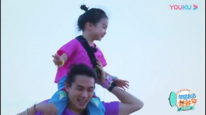 188K views · 6.4K reactions | 李承铉和女儿Lucky看见沙漠超兴奋！Lucky拿着对讲机跟小伙伴聊天！ Lee Seunghyun and his daughter Lucky were excited to see the desert! Lucky chatted with friends by intercom! 【想想办法吧！爸爸 Get Smart! Dad】 Watch【Get Smart! Dad】on YouTubehttps://bit.ly/36kQaBd #GetSmartDad #想想办法吧爸爸 ❤️ #YOUKU #优酷 | 优酷Youku | Facebook