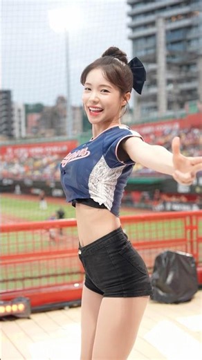 This out-song perfectly shows off Dahye's perfect S-line figure😍@lee_dahye#LeeDahye#이다혜#cheerlead...