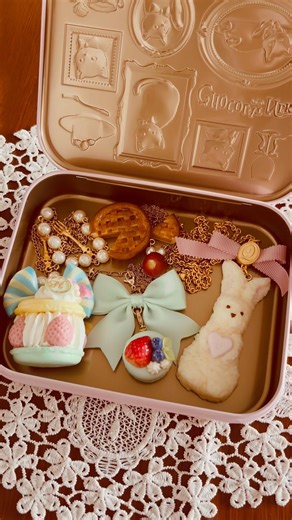 お菓子缶とお菓子みたいなアクセサリー