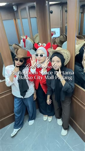 Ella Dwi Maysita on Instagram: "Ke @baskocitymall ngga afdol kalo ngga cobain Photobooth Space dari @photomatter.id 🤩 #padang #photomatters #photomatter #spacebox #photobox #baskocitymall #fyp"