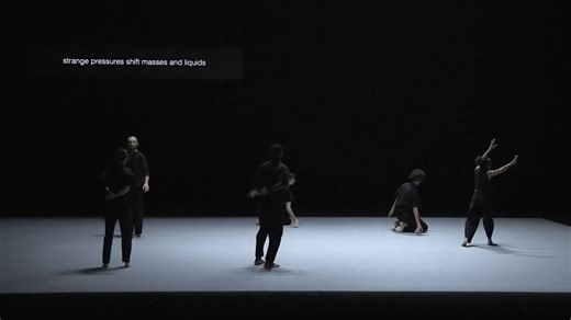 Et si le quotidien le plus infime révélait des espaces invisibles ? 🪄 🗓️ 9 & 10 février 📍 Douai Hippodrome Dans la danse de Christian Rizzo, les gestes simples prennent vie à l’ombre des plus petits détails, transformant chaque mouvement en un dialogue entre corps et temps. Inspiré par ses créations antérieures, le chorégraphe sculpte une expérience où l’abstraction rencontre l’immédiat, et où le vaste se déploie dans le détail. 📢 OFFRE PROMO : Profitez d'une place offerte pour toute place a