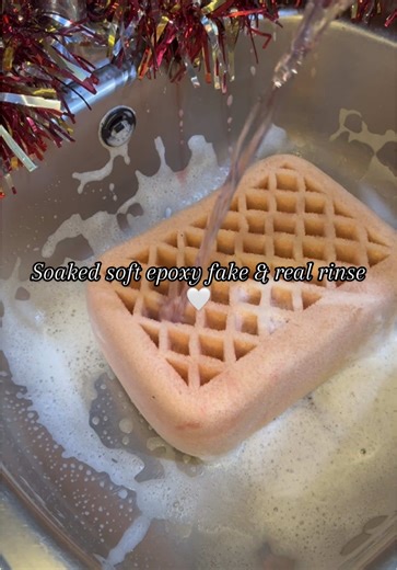 Bloomz rinse & water rinse from my previous soaked soft epoxy which was in a full bottle of Dettol 😋 So sudsy. I’m loving the bloomz products 😍 #spongesqueezingasmr #rinse #CleanTok #softepoxy #fyp