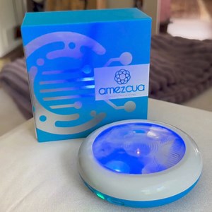 Explore Well-being with Amezcua Bio Light 3! Discover the benefits of biophoton light therapy with Amezcua Bio Light 3, a device that boosts your mood, reduces stress, and can help improve sleep. It features five light settings—energizing red, soothing blue, stabilizing green, cleansing white, and restorative infrared—each tailored to specific health needs. Embrace the science of light with Amezcua Bio Light 3 on your journey towards optimal well-being. #Amezcua #BioLight #lighttherapy #wellbein