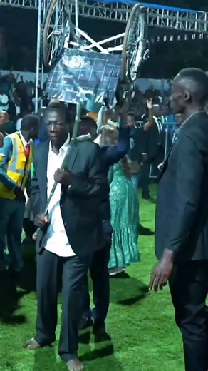 47K views · 17K reactions | Miracles like this never get old! At our Healing crusade in Uganda, these precious men came struggling to walk… but when the Holy Spirit was poured out, one after another laid down their crutches! Jesus Christ is the same yesterday, today, and forever. To Him be all the glory! #MiracleMonday #PastorBennyHinn #bennyhinnministries | Benny Hinn | Facebook