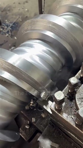 How To Cut A Thread On A Manual Lathe #lathe #shorts #ytshorts #machine