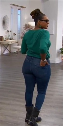 HSN model Saylah modeling jeans 01