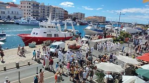 6.6K views · 484 reactions | La procession qui accompagne la statue de Saint-Pierre se dirige en ce moment même vers la criée, de laquelle partiront les chalutiers en mer, pour le traditionnel dépôt de gerbes. | Ville de Sète | Facebook