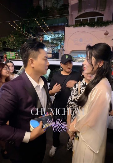 Tố My và Hoài Lâm hội ngộ tranh thủ tâm sự ở đêm nhạc từ thiện Thương về miền Trung tại Rure Coffee&Tea#chumchum #BiMatVbiz #thuongvemientrung #thuongvemientrungbychumchum #rurecoffeebychumchum #hoailam #tomy