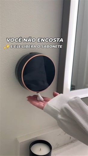 Tamiris Silva Moraes on Instagram: "Chega de encostar no sabonete e sujar a pia. É só aproximar a mão… e ele libera sozinho. ✨ Instalação sem furos, recarregável USB e deixa o banheiro com cara de casa organizada. 🔗Link na bio #achadinhosshopee🛍️🛒🔥 #utilidadesdomésticas #banheirodecorado #produtosinteligentes #shopee"
