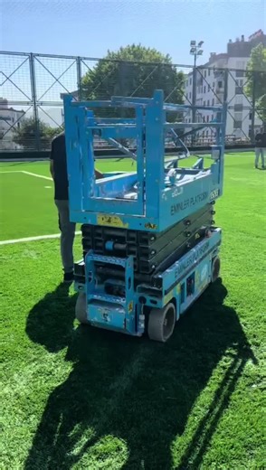 •İZMİR MANLİFT PLATFORM KİRALAMA EMİN ADIMLARLA YÜKSEKLERE • 0542 821 98 33 İzmir’de manlift kiralamanın güvenilir adresi Eminler Platform olarak, iş güvenliği ve verimliliği ön planda tutarak, düz zeminli ve kapalı alanlar için ideal makaslı platformlarımızla hizmet veriyor, daha zorlu ve engelli sahalarda ise esnek yapısıyla fark yaratan eklemli manliftlerimizle yüksek noktalara güvenle erişmenizi sağlıyoruz; ayrıca yalnızca kiralama değil, profesyonel makine taşımacılığı hizmetimizle de her z