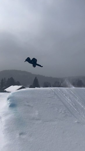 Happy sunday 🙃 #snowboarding #quebec | Max Parrot