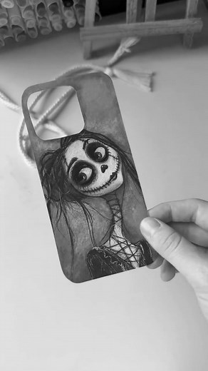 55K views · 218 reactions | @ooopssketch brings to life a truly unique phone case. In this reel, you can see the creative process behind the making of this dark and captivating illustration, turning a simple accessory into a small work of art. ✪ Shared by @rob_matteazzi  _________________________ #art #artist #duende_arts_help #cover #phone #halloween | Duende Arts Help | Facebook
