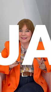 Wie entsteht eine neue Kosmetik-Produktlinie bei Beate Johnen? Hinter jedem Produkt von Beate Johnen steckt eine faszinierende Entstehungsgeschichte. Alles beginnt mit einer Idee – oft inspiriert durch die medizinische Forschung. Dank unseres großen Netzwerks an Medizinern erhalten wir regelmäßig spannende Impulse für neue Wirkstoffe. Doch nicht jede Idee wird direkt umgesetzt. Unser Team aus Entwicklern prüft sorgfältig, ob der Wirkstoff zu unserer Philosophie passt. Dafür haben wir einen spezi