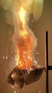 Cuando se mezcla óxido de zinc con magnesio en polvo y se enciende, ocurre una reacción de desplazamiento altamente exotérmica. El magnesio, más reactivo que el zinc, le arrebata el oxígeno al óxido de zinc, formando óxido de magnesio y zinc metálico fundido. La reacción libera una luz intensa y gran cantidad de calor, suficiente para fundir el zinc. Este proceso, similar a una termita, es espectacular pero muy peligroso, y debe realizarse únicamente en un laboratorio con estrictas medidas de se