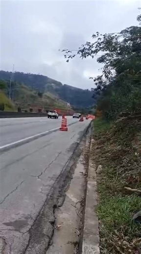 🚨 Radar “pegadinha” na Serra das Araras? 🚗💥 Um motorista registrou um radar polêmico na subida da Serra das Araras, sentido São Paulo. Segundo ele, a placa avisa o radar a 300m, mas o equipamento estaria a apenas 100m! 📍O radar fica logo depois de uma curva, onde muitos ainda estão reduzindo a velocidade. ⚠️ Limite: 50 km/h 🚘 Realidade: motoristas chegam a 70/80 km/h, como em trechos normais de rodovia. 🛑 O vídeo mostra vários carros freando de repente e sendo surpreendidos pela câmera. “O