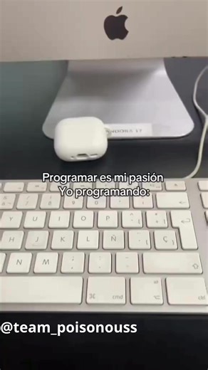 Team Poisonous Academy on Instagram: "“Programar es mi pasión” Yo programando: 🤡💻 — ¿Cuál es tu nombre? — Samuel — ¿Cuánto pesas? — 60 Resultado: “Hola 60, pesas Samuel” 😭 GUÁRDALO si alguna vez tu código te humilló en público 💀 #HumorProgramacion #CodigoMalo #JavaMeme #DevLife #BugLife #Programadores #CodingFails #TechMeme #TeamPoisonous"