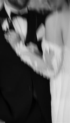 Alive Events on Instagram: "7 wedding tips i WISH i knew before i got marrried… 1. Hold hands the ENTIRE time at the alter. Not only does it help you stay connected during a huge moment, your photographer and wedding photos will thank you. 2. A small dot of eyelash glue on the back of your neck will keep your necklace clasp in place for dancing and photos all night long. 3. Make sure to pack white chalk in your kit, it covers up makeup stains on white fabrics - dresses, collars, ect. 4. Wait to 