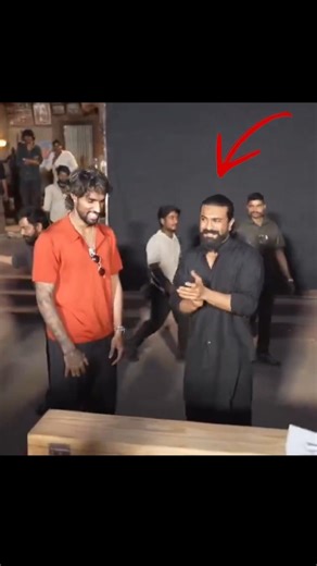 Ram Charan sauth hero Gift a bat to Tilak verma great gesture 🙌#tilakvarma #ramcharan #indiancricket