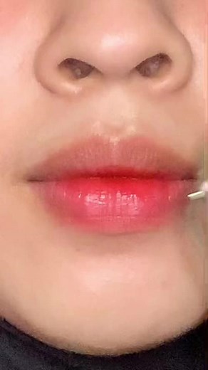 Glossy Red Lipstick Application Tips and Techniques