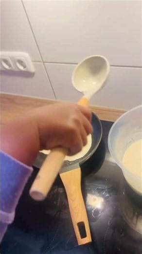 Wir machen crêpes zusammen 🌸🩵 #familienzeit #familytime #crepe #momlife #recette #food
