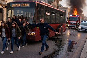 Reggio Calabria, paura sul bus pieno di studenti: poliziotto fuori servizio evita la tragedia