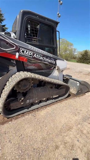 Couple passes and the job is done, worry is none.💯 #driveway #construction #skidsteer #farming