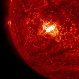 Nasa registra intensa explosão solar