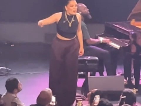 【最新现场尝鲜】结实姐jessiej 脱麦未发行新歌 THE AWARDS GOES TO 你姐嗓子嘎嘎抗造 这个距离还能这么清楚 画质很垃 但忍不住发 先看着