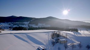 Die Bodenmaiser Ortsloipen sind immer top gepflegt und vor allem eines: Richtig nah dran an Bodenmais. Überall zwischen Böhmhof und Mooshof gibt es zahlreiche Einstiegsmöglichkeiten und auch im Ortsteil Mais ist die Loipe direkt vor der Haustüre. Ein kurzer Flug im Wiesengrund belegt dies. Und was ist euer Lieblings-Abschnitt? | Bodenmais