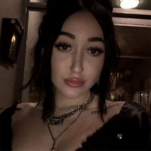 Noah Cyrus Runs Off Stage After Feeling Sick in the Middle of Her Festival Performance