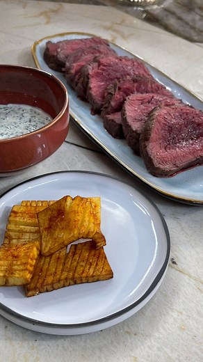 Cyril Lignac on Instagram: "Rôti de boeuf en croûte de sel !! Temps de préparation : 15min Temps de cuisson : 25min INGRÉDIENTS POUR 4 PERSONNES 1 rôti de bœuf de 600 g (le laisser à température ambiante 1h avant pour que la cuisson soit plus facile) - 1 crépine assez grande et rincée (demander au boucher) - 2 kg de gros sel de Guérande - 1 cuil. à s de graines de fenouil - 3 blancs d’œufs - Huile d’olive - 1 morceau de beurre (20 g) - Poivre du moulin Pour les pommes de terre : 12 tranches de p