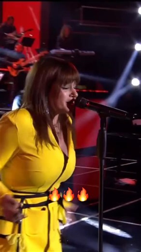 Anabel Media on Instagram: "Creative Sara Kapo në natën e parë te Fest 64"