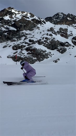 Want to carve better? Try these 2 drills… 🎿1 leg edge rolls. 🎿 J turn with Hand drag. Let us know if it helps 💭💪 For Uniform👚: Bespoke @oosc_clothing For skis 🎿:@origplus @dpsskis For accomodation 🏡 : @no.14verbier @shed.hotel.verbier For Rental Equipment : ⛷️@mountainair For Female Ski community : 👯‍♀️@skisisterski For Holidays ❄️ : @oxfordski For Goggles 🥽: @julbo_eyewear For Food 🍔: @shed.burgers @le_dahu_verbier_ @lerouge_verbier @shed.goomah For Fitness 💪: @inspireverbier For Fas
