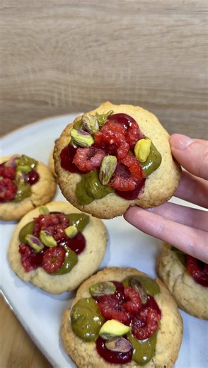 L’autre jour, j’ai vu ce type de cookies en vitrine à presque 5€ pièce… autant dire que ça m’a donné une seule idée : les refaire à la maison 🍪 Cookies pistache framboise (ultra gourmands et beaucoup plus simples qu’ils en ont l’air) 🛒 Ingrédients (10–12 cookies) Base cookie – 120 g de beurre mou – 100 g de sucre (mélange cassonade sucre blanc idéalement) – 1 œuf – 180 g de farine – 1/2 sachet de levure chimique – 1 pincée de sel – (optionnel) 1 c. à café de vanille Topping – beurre de pistach