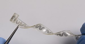 Dissolving implantable device relieves pain without drugs